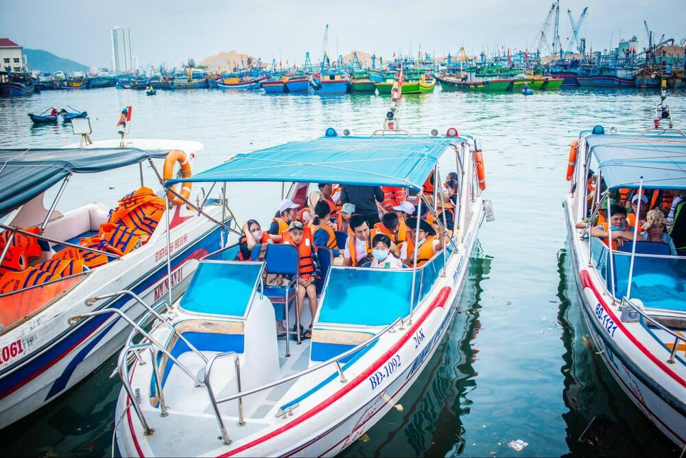 Thời gian di chuyển bằng cano khoảng 25 - 30 phút